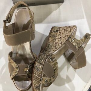 Aquatalia wedge heel sandals size 9 made in Italy taupe Neve-V snakeskin look